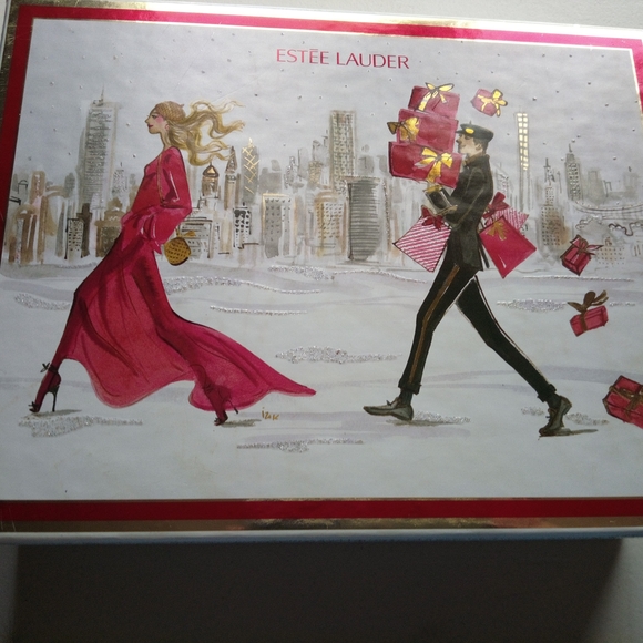 Estée Lauder Holiday Protect + Hydrate Gift 4pc Set - Picture 2 of 16